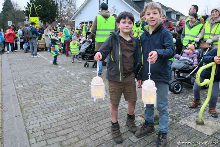Zelfs ouders toekomstige Hertebos-kleuters stappen mee op in fakkeltocht: “Investeer in deze school. Dit is niet langer een weduwenwijk”