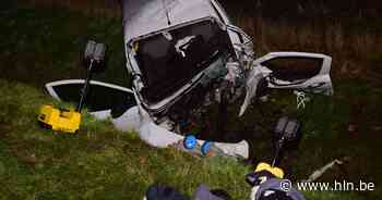 Bestuurder zwaargewond na hevige crash tegen boom in Kortemark - Het Laatste Nieuws