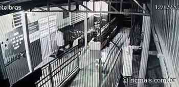 Homem invade escola municipal, estoura cadeado e furta escada e centrífuga - RIC Mais