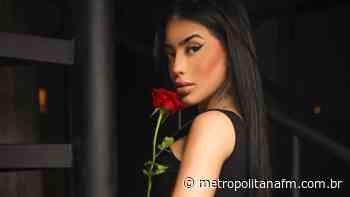 De fio-dental, MC Mirella 'joga' o bumbum empinado na escada e provoca fãs: “Bem pequenininha” - Metropolitana FM