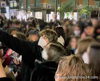 Bari, bagno di folla per Mattia Zenzola di “Amici”: ha lasciato il talent per infortunio - Borderline24.com