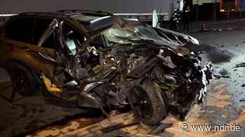 Dissen: Autofahrer rammt parkenden Sattelzug - NDR.de