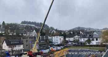 Kranwagen hievt Bauteile in Volksbank-Baugrube in Daun - Trierischer Volksfreund