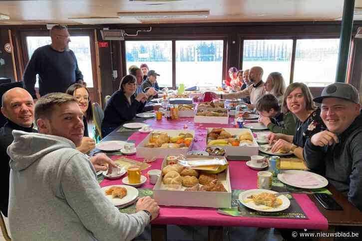 Voetbalouders samen aan ontbijttafel voor Valentijn