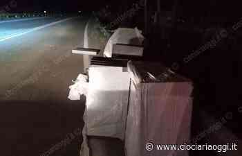 Mezzo pesante perde il carico sulla superstrada: pericolo per gli automobilisti - ciociariaoggi.it