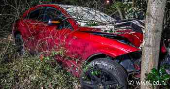 Boom breekt in twee stukken bij botsing in Eindhoven, inzittende gewond naar ziekenhuis - Eindhovens Dagblad