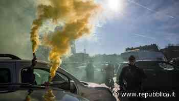 I camion No Pass all'Arco di Trionfo: Parigi rivive l'incubo dei gilet gialli - La Repubblica