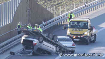 Fahrfehler mit teuren Folgen: Mit Auto beladener Anhänger kippt um - über 22.000 Euro Schaden