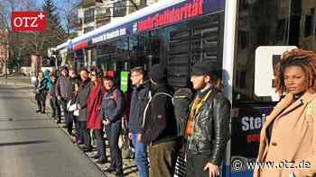 Für Solidarität und gegen Rassismus: Bus rollt mit Namen der Mordopfer durch Jena