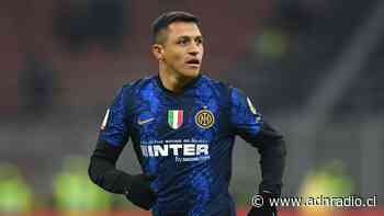 Alexis Sánchez posó con el premio al jugador del mes en Inter de Milán - ADN Chile