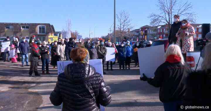 COVID-19: 100-plus people gather for pro-mandate protest in Saskatoon - Global News