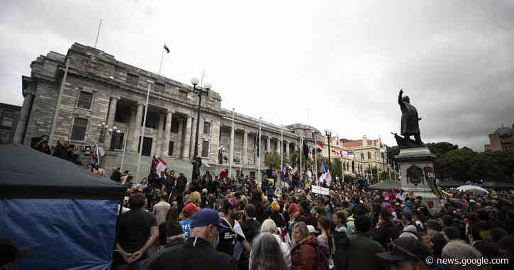 Police in New Zealand blast Barry Manilow music to disperse anti-vaccine protesters - CBS News