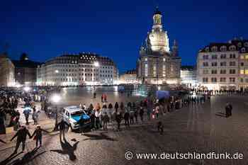 Kriegsgedenken in Dresden - Mehr als 3.000 Menschen erinnern an Kriegsverbrechen und Zerstörung der Stadt - Deutschlandfunk