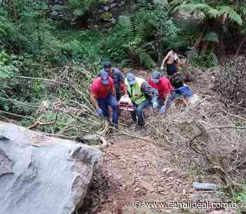 Mulher é resgatada após cair em trilha em Faxinal dos Guedes - Canal Ideal