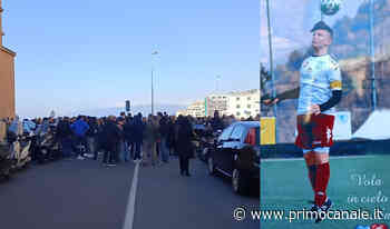 L'ultimo abbraccio a Marco, in centinaia al funerale del calciatore del Ligorna - Primocanale