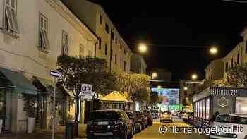 Cecina, protesta contro il caro-energia: le vetrine restano al buio - Il Tirreno