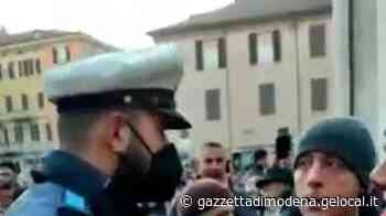 Modena, aperitivo no-green pass: 5 denunce e 40 multe: molti erano reggiani - La Gazzetta di Modena