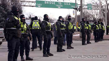 Canadian police begin arresting protesters blocking US-Canada bridge