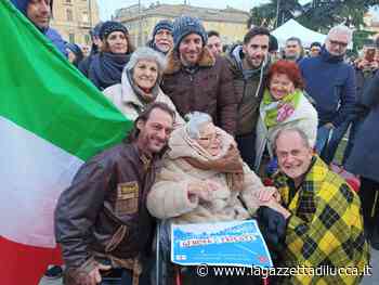 Andrea Colombini in piazza a Parma con nonna Nella contro il Green Pass - La Gazzetta di Lucca