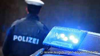 Autofahrer übersieht Straßenende und stürzt mit Wagen in Bachbett
