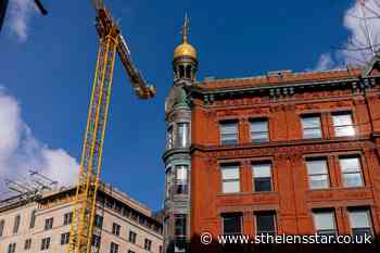 Parkland victim's father scales crane near White House - St Helens Star