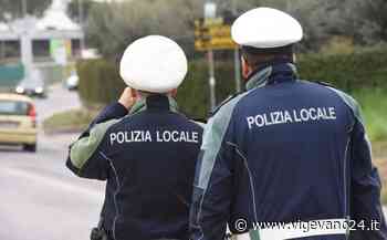 Vigevano: ubriaco alla guida tampona un'auto parcheggiata in piazza Volta e poi fugge, denunciato dalla Polizia locale - Vigevano24.it