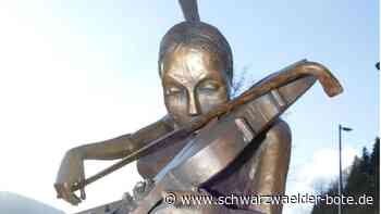 Fotomodell in Bad Herrenalb: "Mädchen mit Violine" bekommt jetzt einen neuen Geigenbogen