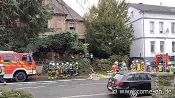 Einsatz in Plettenberg: Brand in leerstehender Villa - Nachbarn melden Kind im Gebäude - come-on.de