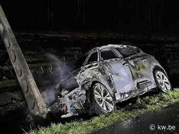 Auto brandt uit na klap tegen elektriciteitspaal in Kortemark, bestuurder ongedeerd - KW.be - KW.be
