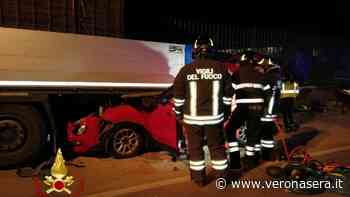 Auto tampona un rimorchio in sosta all'alba: 55enne viene estratto dai vigili del fuoco - VeronaSera