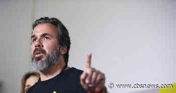 Manuel Oliver, father of Parkland shooting victim, climbed D.C. crane to call for federal action on gun violence - CBS News