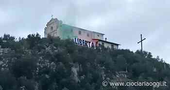 Green Pass, monta la protesta no-vax: lo striscione sulla Madonna delle Grazie - ciociariaoggi.it