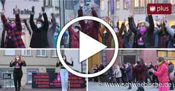 In Ravensburg kommen 100 Teilnehmerinnen zu Flashmob - Schwäbische