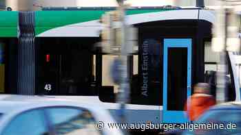 Auto von Fahranfängerin prallt mit Straßenbahn zusammen