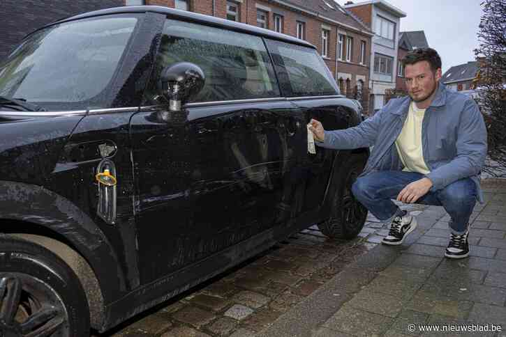 Stuk van de bus zit nog in zijn auto, en de buschauffeur bekent dat hij tegen Simons auto reed, maar De Lijn blijft betwisten