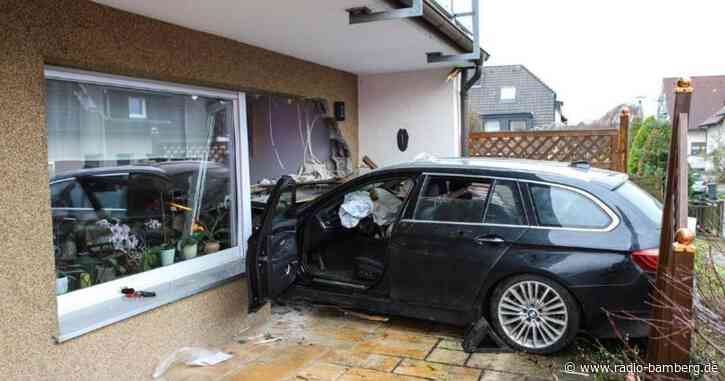 58-Jährige kracht mit Auto durch Hauswand