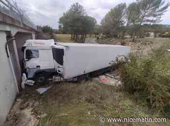 Ivre, le routier loupe la sortie d'aire de repos sur l'A8 et percute un pilier