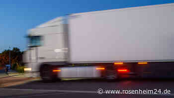 Navigationsgeräte haben doch „den Weg gezeigt“: 40-Tonner fährt gegen Gartenzaun