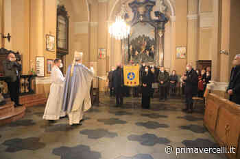 Il nuovo labaro dell'Aior Vercelli benedetto dall'arcivescovo - Prima Vercelli