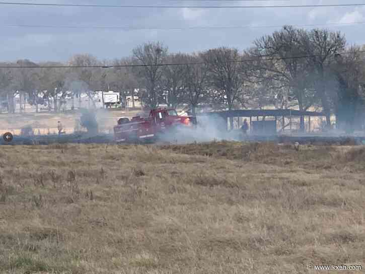 Crews extinguish grass fire in southeast Travis County