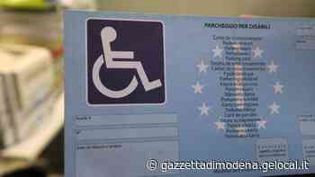 Modena, usa pass di defunto per parcheggiare in area disabili. I furbi del pass disabili ci sono sempre... Tante le multe - La Gazzetta di Modena