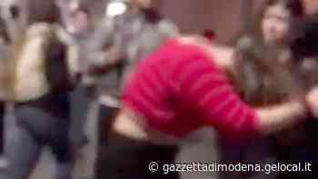 Modena, botte e una faida senza fine tra ragazze in centro: le zarine si sfidano - La Gazzetta di Modena