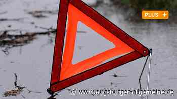 Auto kracht in umgestürzten Baum: Polizei zieht erste Sturm-Bilanz