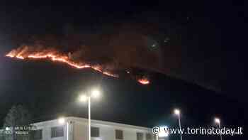 L'incendio boschivo sul Monte Basso si estende nella notte: evacuate tre abitazioni - TorinoToday