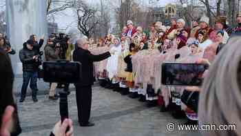 In Ukraine, citizens sing on unity day. See what happened