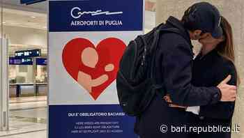 "Obbligatorio baciarsi" in aeroporto: i cartelloni negli scali di Bari e Brindisi per San Valentino - La Repubblica