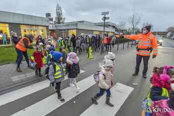 Basisschool Futura uit Wervik zwaait wijkinspecteur Rik Six uit - KW.be