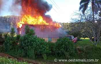 Incêndio atinge residência no interior de Faxinal dos Guedes; veja vídeo - Oeste Mais