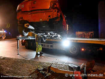 Auto kracht in Ulm gegen Ampelmast
