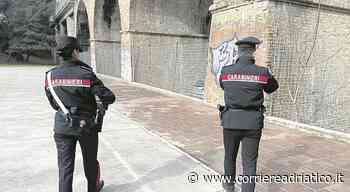 Imbratta le antiche mura ad arco: writer 19enne preso con ancora lo spray in mano. Rischia una maxi multa - corriereadriatico.it